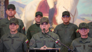 Esta imagem divulgada pelo Ministério da Defesa da Venezuela em 17 de dezembro de 2025 mostra o Ministro da Defesa da Venezuela, Vladimir Padrino López (C), concedendo uma entrevista coletiva em Caracas. (Foto: Divulgação / Ministério da Defesa da Venezuela / AFP) / USO EDITORIAL RESTRITO - CRÉDITO OBRIGATÓRIO: "FOTO AFP / MINISTÉRIO DA DEFESA DA VENEZUELA" - DIVULGAÇÃO - PROIBIDA A UTILIZAÇÃO PARA FINS DE MARKETING OU PUBLICIDADE - DISTRIBUÍDA COMO UM SERVIÇO AOS CLIENTES - A AFP NÃO PODE VERIFICAR DE FORMA INDEPENDENTE A AUTENTICIDADE, LOCALIZAÇÃO, DATA E CONTEÚDO DESTAS IMAGENS.