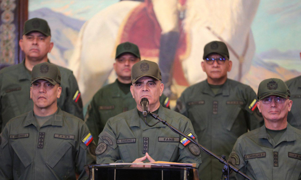 Esta imagem divulgada pelo Ministério da Defesa da Venezuela em 17 de dezembro de 2025 mostra o Ministro da Defesa da Venezuela, Vladimir Padrino López (C), concedendo uma entrevista coletiva em Caracas. (Foto: Divulgação / Ministério da Defesa da Venezuela / AFP) / USO EDITORIAL RESTRITO - CRÉDITO OBRIGATÓRIO: "FOTO AFP / MINISTÉRIO DA DEFESA DA VENEZUELA" - DIVULGAÇÃO - PROIBIDA A UTILIZAÇÃO PARA FINS DE MARKETING OU PUBLICIDADE - DISTRIBUÍDA COMO UM SERVIÇO AOS CLIENTES - A AFP NÃO PODE VERIFICAR DE FORMA INDEPENDENTE A AUTENTICIDADE, LOCALIZAÇÃO, DATA E CONTEÚDO DESTAS IMAGENS.