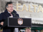 O presidente da Col&ocirc;mbia, Gustavo Petro, discursa durante uma cerim&ocirc;nia militar para apresentar os novos comandantes das For&ccedil;as Armadas em Bogot&aacute;, em 29 de dezembro de 2025. (Foto de Sergio Yate / AFP)