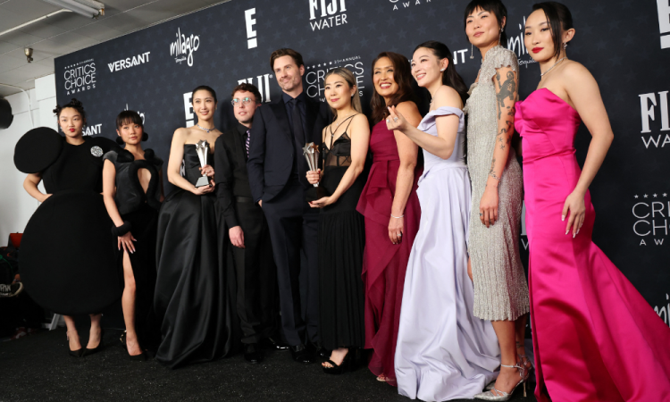 (Da esquerda para a direita) Audrey Nuna, Rei Ami, EJAE, Mark Sonnenblick, Chris Appelhans, Maggie Kang, Michelle Wong, Arden Cho, May Hong e Ji-young Yoo, vencedores dos prêmios de Melhor Filme de Animação e Melhor Canção por 'Golden' no filme "KPop Demon Hunters", posam na sala de imprensa durante a 31ª edição do Critics Choice Awards no Barker Hangar em Santa Monica, Califórnia, em 4 de janeiro de 2026. (Foto de Michael Tran / AFP)