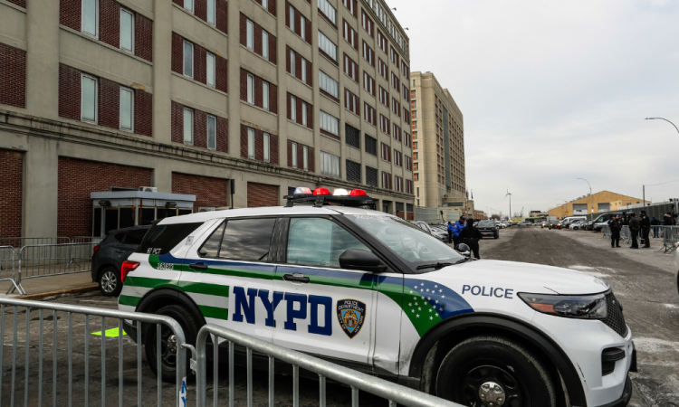 Um veículo do Departamento de Polícia da Cidade de Nova York (NYPD) está estacionado em frente ao Centro de Detenção Metropolitano no bairro do Brooklyn, na cidade de Nova York, onde o ex-presidente venezuelano Nicolás Maduro está detido em 5 de janeiro de 2026. O ex-presidente venezuelano Nicolás Maduro se declarou inocente das acusações de narcoterrorismo em um tribunal de Nova York na segunda-feira, dois dias depois de ser sequestrado por forças americanas em uma operação surpreendente em sua casa em Caracas. Maduro, de 63 anos, disse a um juiz federal em Manhattan que havia sido "sequestrado" da Venezuela e afirmou: "Sou inocente, não sou culpado", informou a mídia americana.