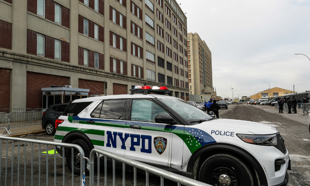 Um veículo do Departamento de Polícia da Cidade de Nova York (NYPD) está estacionado em frente ao Centro de Detenção Metropolitano no bairro do Brooklyn, na cidade de Nova York, onde o ex-presidente venezuelano Nicolás Maduro está detido em 5 de janeiro de 2026. O ex-presidente venezuelano Nicolás Maduro se declarou inocente das acusações de narcoterrorismo em um tribunal de Nova York na segunda-feira, dois dias depois de ser sequestrado por forças americanas em uma operação surpreendente em sua casa em Caracas. Maduro, de 63 anos, disse a um juiz federal em Manhattan que havia sido "sequestrado" da Venezuela e afirmou: "Sou inocente, não sou culpado", informou a mídia americana.