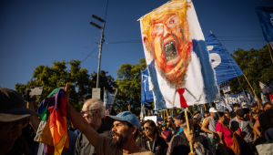 Um homem segura uma pintura que retrata o presidente dos Estados Unidos, Donald Trump, durante um protesto contra a intervenção dos EUA na Venezuela, em Buenos Aires, em 5 de janeiro de 2026. O ex-presidente venezuelano Nicolás Maduro se declarou inocente das acusações de tráfico de drogas e outros crimes em uma aparição desafiadora em um tribunal de Nova York em 5 de janeiro, dois dias depois de ser detido por forças americanas em uma operação surpreendente em sua casa em Caracas.