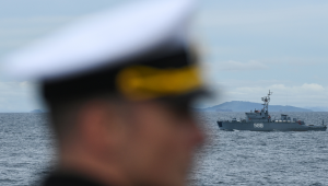 Um marinheiro do destróier antissubmarino Marechal Shaposhnikov participa dos exercícios militares "Vostok-2022" no Golfo Pedro, o Grande, no Mar do Japão, próximo à cidade de Vladivostok, em 5 de setembro de 2022. Os exercícios militares Vostok 2022, que envolvem diversos países aliados do Kremlin, incluindo a China, acontecem de 1 a 7 de setembro em vários campos de treinamento no Extremo Oriente russo e em suas águas costeiras. Mais de 50.000 soldados e mais de 5.000 unidades de equipamentos militares, incluindo 140 aeronaves e 60 navios, participam dos exercícios. (Foto de Kirill KUDRYAVTSEV / AFP)