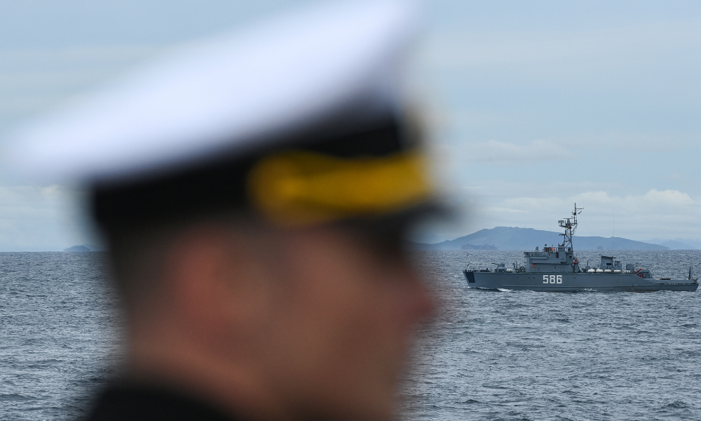 Um marinheiro do destróier antissubmarino Marechal Shaposhnikov participa dos exercícios militares "Vostok-2022" no Golfo Pedro, o Grande, no Mar do Japão, próximo à cidade de Vladivostok, em 5 de setembro de 2022. Os exercícios militares Vostok 2022, que envolvem diversos países aliados do Kremlin, incluindo a China, acontecem de 1 a 7 de setembro em vários campos de treinamento no Extremo Oriente russo e em suas águas costeiras. Mais de 50.000 soldados e mais de 5.000 unidades de equipamentos militares, incluindo 140 aeronaves e 60 navios, participam dos exercícios. (Foto de Kirill KUDRYAVTSEV / AFP)