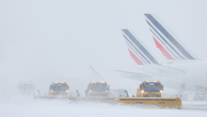 Aviões da Air France são vistos na pista enquanto limpa-neves limpam as pistas após fortes nevascas, que causaram cancelamentos de voos no Aeroporto de Orly, ao sul de Paris, em 7 de janeiro de 2026. Cerca de 100 voos foram cancelados no aeroporto Charles de Gaulle, em Paris, devido à queda de neve e ao frio intenso, e outros 40 foram cancelados no aeroporto de Orly, disse o ministro dos transportes da França. Conteúdo relacionado