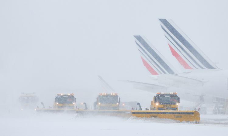 Aviões da Air France são vistos na pista enquanto limpa-neves limpam as pistas após fortes nevascas, que causaram cancelamentos de voos no Aeroporto de Orly, ao sul de Paris, em 7 de janeiro de 2026. Cerca de 100 voos foram cancelados no aeroporto Charles de Gaulle, em Paris, devido à queda de neve e ao frio intenso, e outros 40 foram cancelados no aeroporto de Orly, disse o ministro dos transportes da França. Conteúdo relacionado