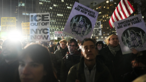 Pessoas participam de um protesto contra o Serviço de Imigração e Alfândega (ICE) em Nova York, em 7 de janeiro de 2026, após um agente do ICE ter matado a tiros uma mulher em Minneapolis. (Foto de Bryan R. Smith / AFP)