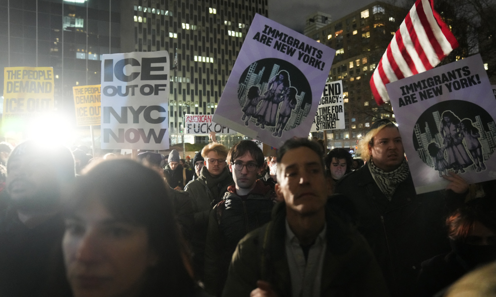 Pessoas participam de um protesto contra o Serviço de Imigração e Alfândega (ICE) em Nova York, em 7 de janeiro de 2026, após um agente do ICE ter matado a tiros uma mulher em Minneapolis. (Foto de Bryan R. Smith / AFP)
