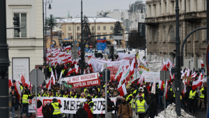 Agricultores poloneses e seus apoiadores protestam contra o acordo UE-Mercosul em Varsóvia, Polônia, em 9 de janeiro de 2026. (Foto de Wojtek RADWANSKI / AFP)
