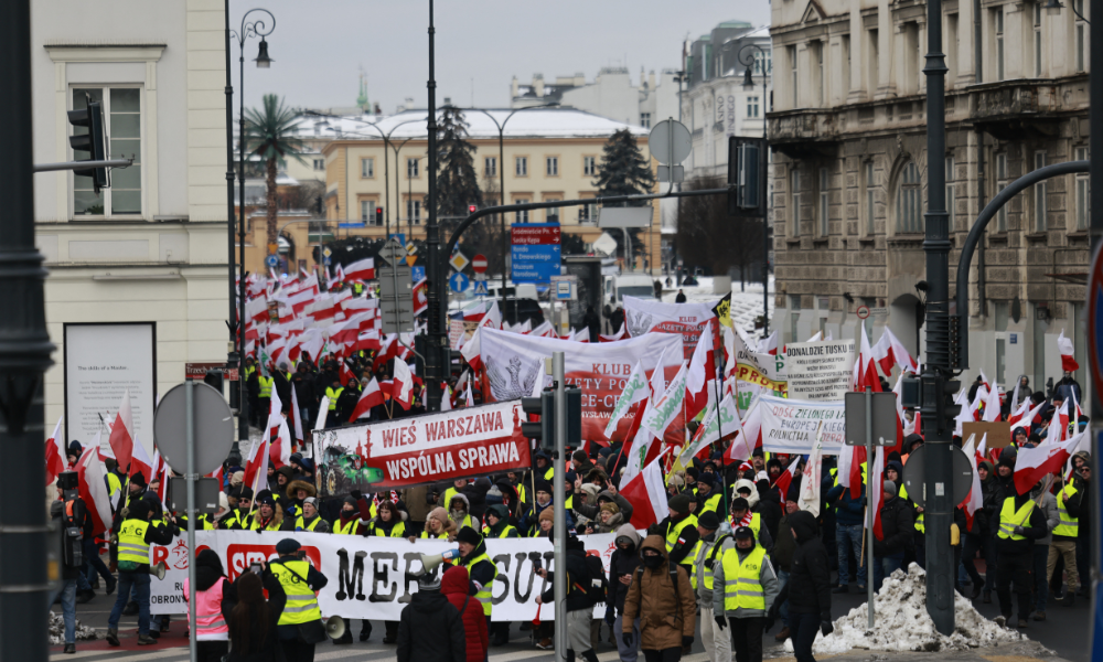 Agricultores poloneses e seus apoiadores protestam contra o acordo UE-Mercosul em Varsóvia, Polônia, em 9 de janeiro de 2026. (Foto de Wojtek RADWANSKI / AFP)