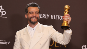 O ator brasileiro Wagner Moura posa na sala de imprensa com o prêmio de Melhor Ator em Filme Dramático por "O Agente Secreto" durante a 83ª edição do Globo de Ouro, no hotel Beverly Hilton, em Beverly Hills, Califórnia, em 11 de janeiro de 2026. (Foto de Etienne Laurent / AFP)