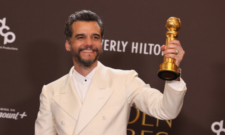O ator brasileiro Wagner Moura posa na sala de imprensa com o prêmio de Melhor Ator em Filme Dramático por "O Agente Secreto" durante a 83ª edição do Globo de Ouro, no hotel Beverly Hilton, em Beverly Hills, Califórnia, em 11 de janeiro de 2026. (Foto de Etienne Laurent / AFP)