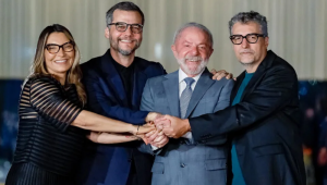 A primeira-dama Janja e o presidente Lula recebem o ator Wagner Moura e o cineasta Kleber Mendonça Filho. Foto: Ricardo Stuckert/PR