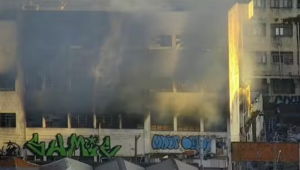 Incêndio atinge prédio na Vila Prudente — Foto: Reprodução/TV Globo
