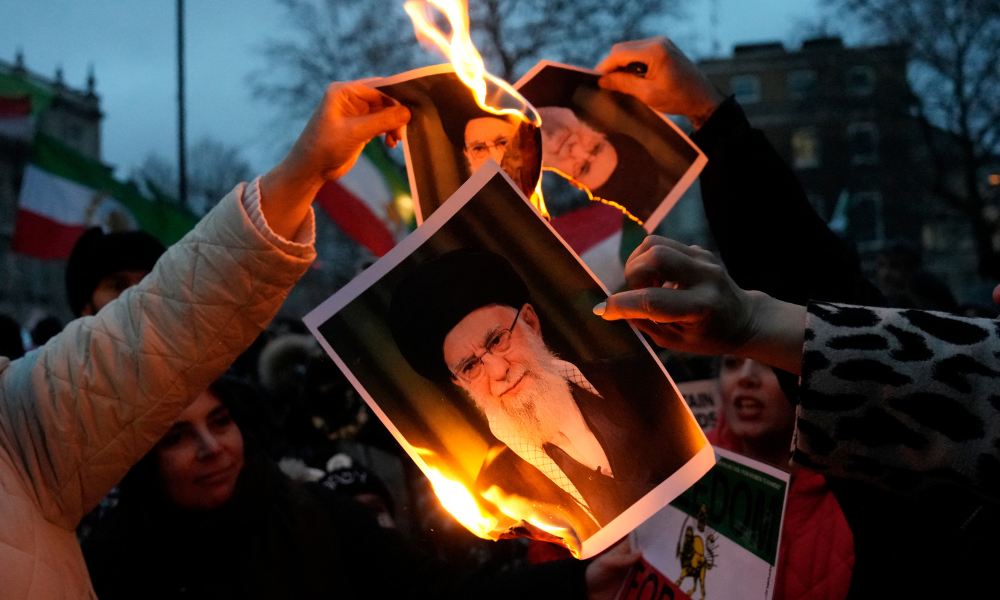Manifestantes queimam imagens do aiatolá Ali Khamenei durante um protesto em solidariedade à revolta iraniana, organizado pelo Conselho Nacional da Resistência do Irã, em Whitehall, no centro de Londres, em 11 de janeiro de 2026, para protestar contra a repressão do regime iraniano ao acesso à internet e "reconhecer seu direito à autodefesa contra as forças do regime". Pelo menos 192 pessoas foram mortas em duas semanas de protestos contra o governo e a crise econômica no Irã, disse um grupo de direitos humanos no domingo, um aumento acentuado em relação ao número anterior de 51 mortos.
