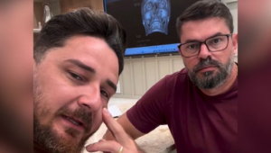 Johnny e o marido dele, Cleiton Zanatta, foram vítimas de agressões no último dia 27 de dezembro, na praia de Porto de Galinhas, no litoral sul do Estado (Foto: Reprodução/Instagram @johnnyandradepersonal)