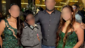 Jovem aparece com traje nazista em formatura