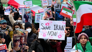 Manifestantes anti-regime iraniano entoam slogans e exibem cartazes durante um protesto em frente ao Consulado dos EUA em Milão, em 13 de janeiro de 2026. (Foto de Piero Cruciatti / AFP)