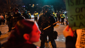 Agentes federais da lei e policiais com equipamento antimotim confrontam manifestantes após o assassinato de um venezuelano por um agente do Serviço de Imigração e Alfândega (ICE) em Minneapolis, Minnesota, em 14 de janeiro de 2026. Um agente federal de imigração atirou em um homem em 14 de janeiro em Minneapolis, disseram autoridades da cidade, pedindo ao público que "mantivesse a calma" uma semana depois que agentes atiraram e mataram uma mulher americana na mesma cidade. O chefe de polícia de Minneapolis, Brian O'Hara, disse que o tiroteio resultou de uma luta em frente a uma residência entre um homem e um agente do Serviço de Imigração e Alfândega (ICE) na zona norte da cidade.