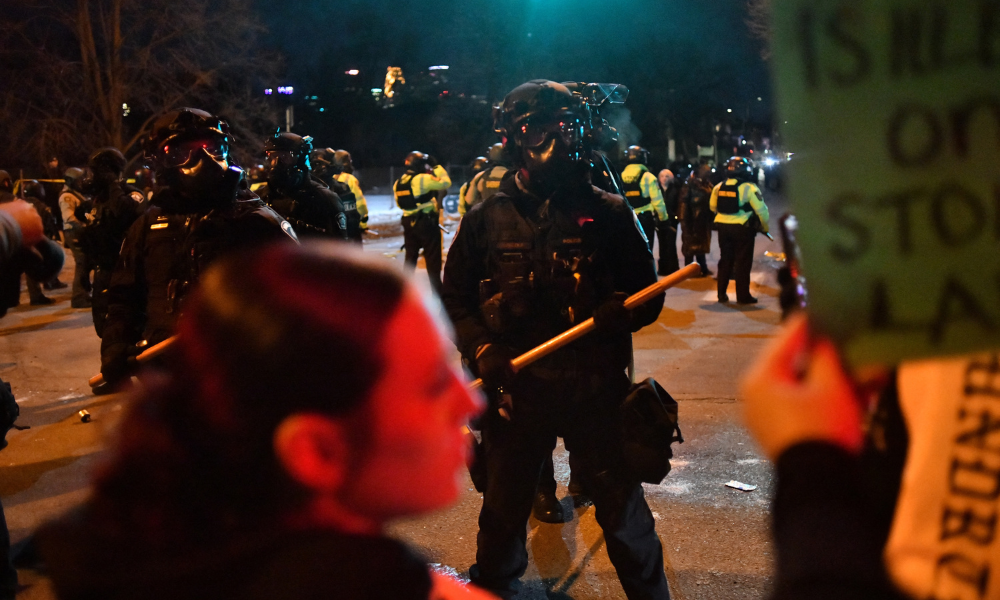 Agentes federais da lei e policiais com equipamento antimotim confrontam manifestantes após o assassinato de um venezuelano por um agente do Serviço de Imigração e Alfândega (ICE) em Minneapolis, Minnesota, em 14 de janeiro de 2026. Um agente federal de imigração atirou em um homem em 14 de janeiro em Minneapolis, disseram autoridades da cidade, pedindo ao público que "mantivesse a calma" uma semana depois que agentes atiraram e mataram uma mulher americana na mesma cidade. O chefe de polícia de Minneapolis, Brian O'Hara, disse que o tiroteio resultou de uma luta em frente a uma residência entre um homem e um agente do Serviço de Imigração e Alfândega (ICE) na zona norte da cidade.