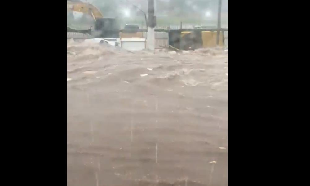 Bombeiros de SP retomam buscas por casal de idosos que estava em carro levado por enxurrada
