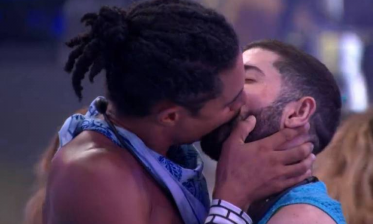 Breno e Marcelo se beijam na primeira festa do BBB 26 - Reprodução/Globo