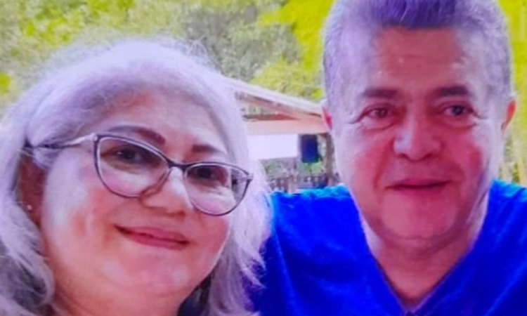 O corpo de Marcos da Mata Ribeiro, de 68 anos, que desapareceu com a esposa após o carro ser levado pela enxurrada na Zona Sul de SP, foi encontrado na manhã deste sábado (17) durante buscas feitas pelos bombeiros. Conforme a corporação, Marcos foi achado sem vida no Rio Pinheiros por volta das 9h. O corpo estava a cerca de 1 quilômetro do local em que ele e a esposa, Maria Deusdete da Mata Ribeiro, de 67 anos, foram vistos pela última vez.