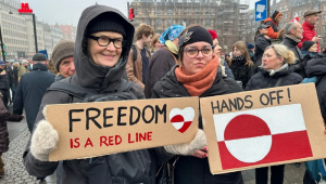 Manifestante exibe cartaz com a mensagem “Tirem as mãos da Groenlândia!”, em protesto diante da prefeitura de Copenhague, na Dinamarca @arctic_today / x