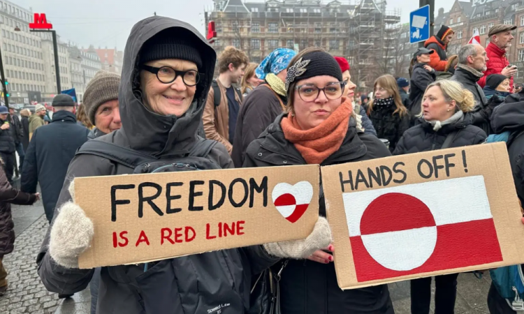 Manifestante exibe cartaz com a mensagem “Tirem as mãos da Groenlândia!”, em protesto diante da prefeitura de Copenhague, na Dinamarca @arctic_today / x