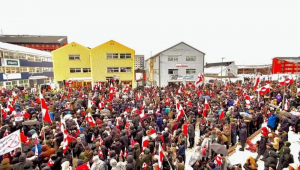 Milhares de pessoas responderam às convocações de ONGs nas redes sociais e saíram às ruas da Dinamarca e Groenlândia