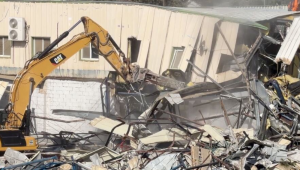 © UNRWA A sede da UNRWA em Jerusalém Oriental é demolida por máquinas pesadas.