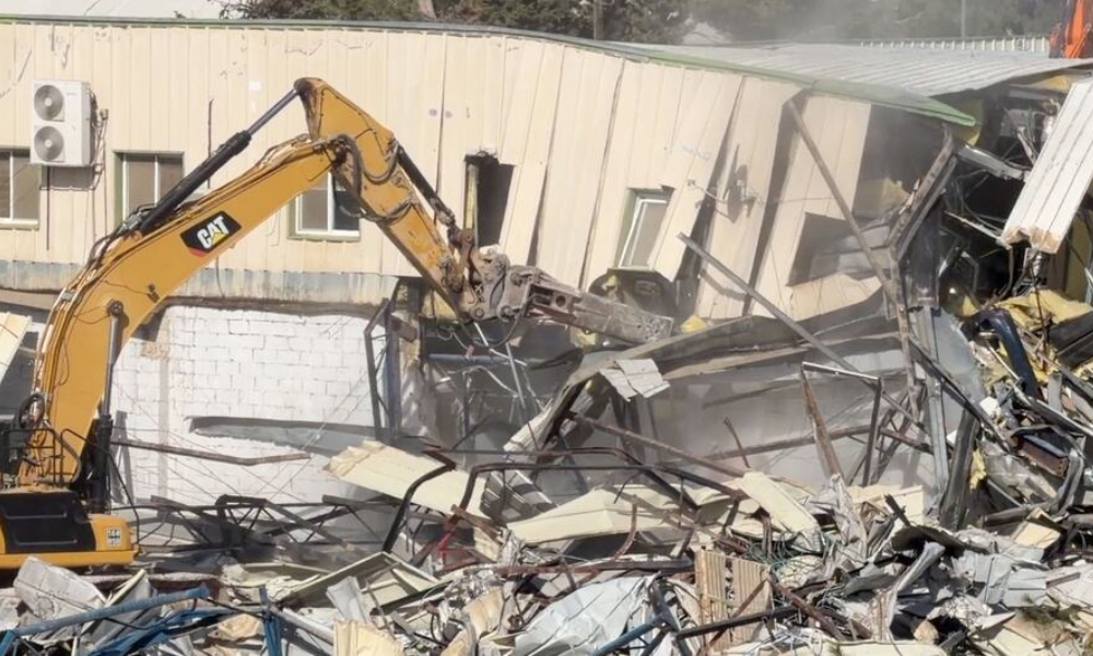 © UNRWA A sede da UNRWA em Jerusalém Oriental é demolida por máquinas pesadas.