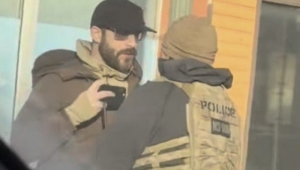 Alex Pretti ao ser abordado por agentes do ICE uma semana antes de ser morto em Minneapolis