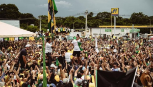 Deputado Nikolas Ferreira e populares durante caminhada até Brasília