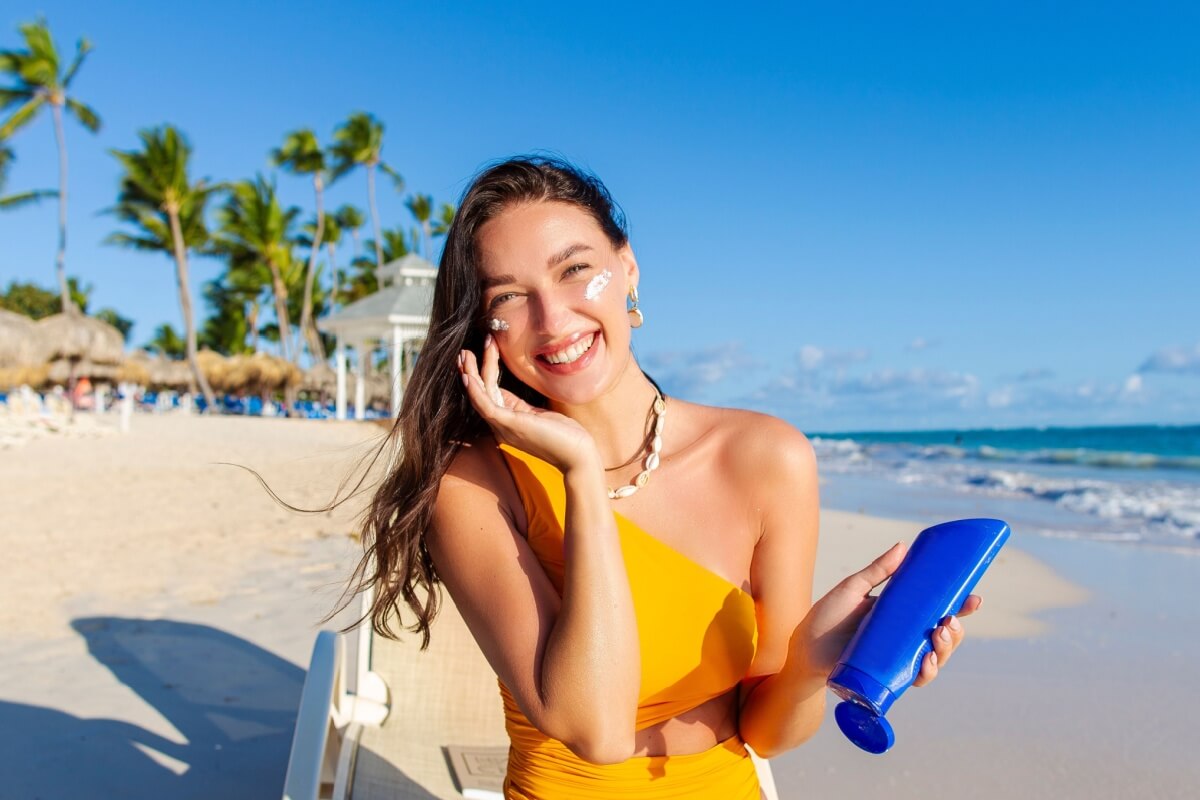 Entender a importância da reaplicação do filtro solar é essencial para evitar os danos causados pelo sol 