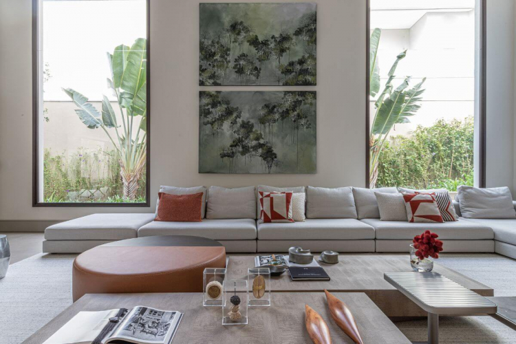 Quer decorar a parede atrás do sofá? Veja 3 ideias criativas para valorizar a sala