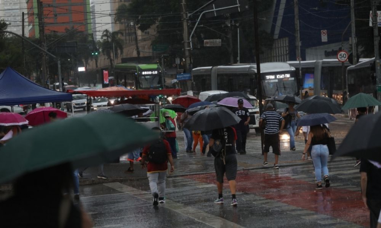 ​Chuva deixa cidade de SP em estado de atenção para alagamentos