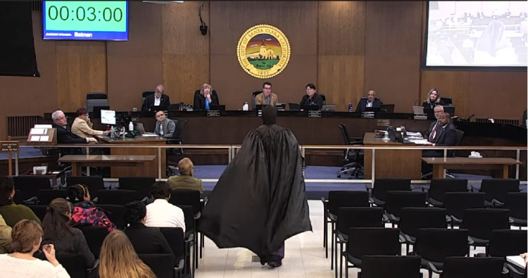 sem-tituloaaaaa-750x395 ​‘Batman’ discursa contra o ICE em prefeitura na Califórnia