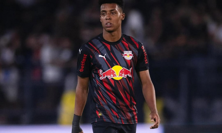 Imagem do jogador Vanderlan do Bragantino em campo