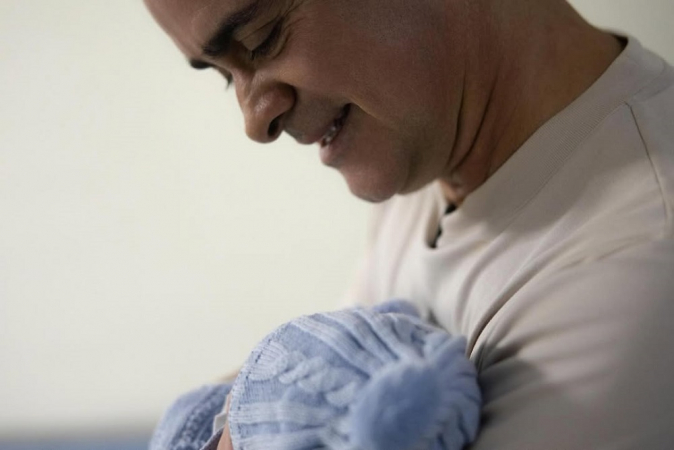 Prefeito David Almeida segurando o filho David Benedito