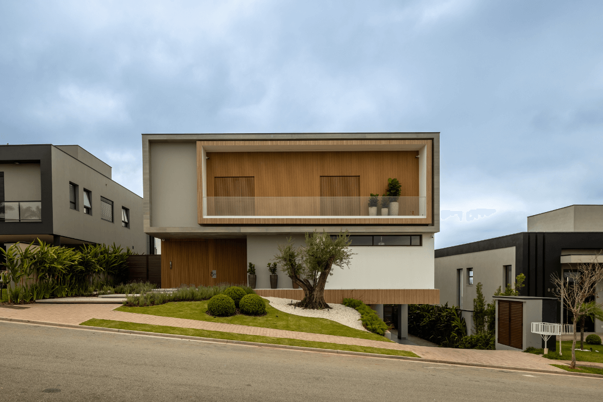 Ao construir do zero, o terreno inclinado deixa de ser um problema e passa a guiar as melhores soluções do projeto 