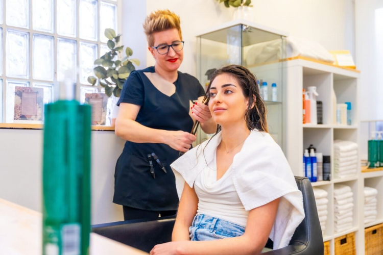 Veja como as terapias capilares podem ajudar a reparar os danos do verão