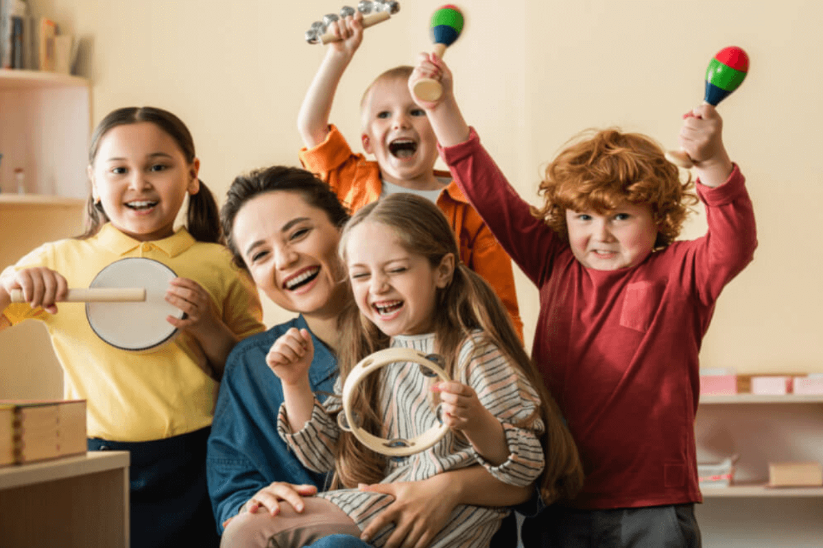 Falar sobre a professora, os colegas, os brinquedos e as brincadeiras ajuda a diminuir a ansiedade e tornar o ambiente escolar mais familiar 