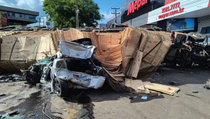 Carro esmagado após acidente em Chapecó