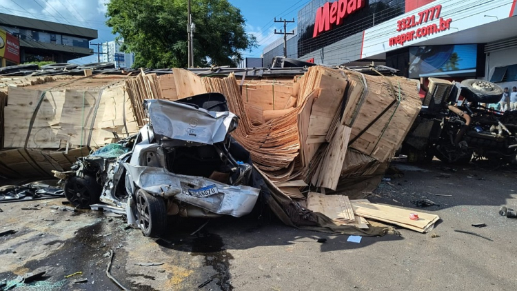Carro esmagado após acidente em Chapecó