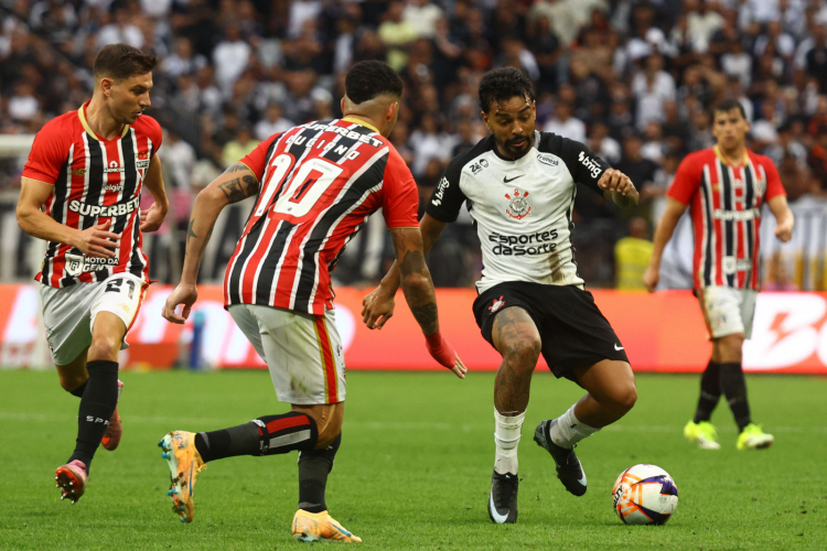 São Paulo sai na frente, mas Corinthians busca empate no clássico em Itaquera