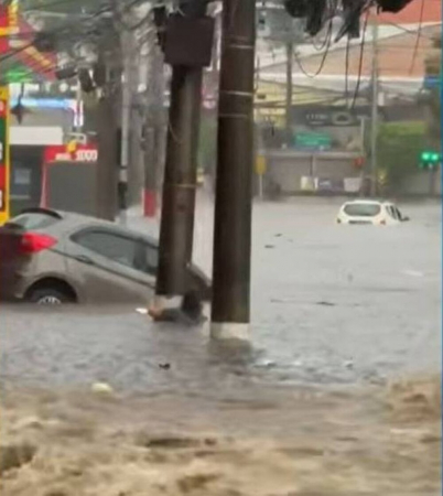 Carro ficou preso na correnteza