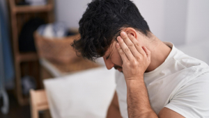 Homem com dor no ouvido