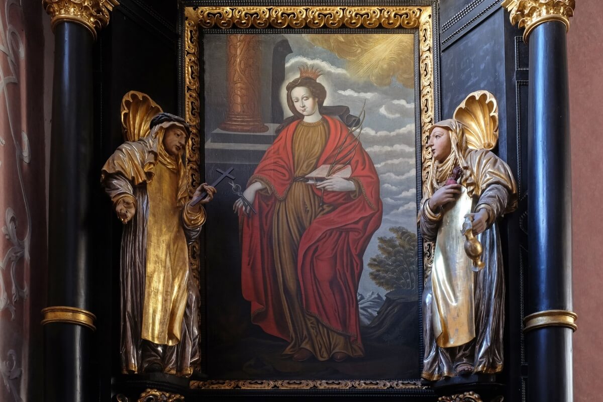 Santa Apolônia se tornou um exemplo de coragem e é venerada como padroeira dos dentistas e intercessora contra dores dentárias 